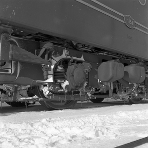 836720 Afbeelding van een draaistel van de electrische locomotief nr. 1131 (serie 1100) van de N.S. in de sneeuw te Utrecht.